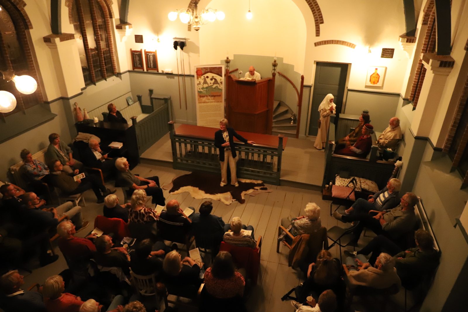 Volle zaal in 't Oude Kerkje tijdens Emo's Tijdgeest