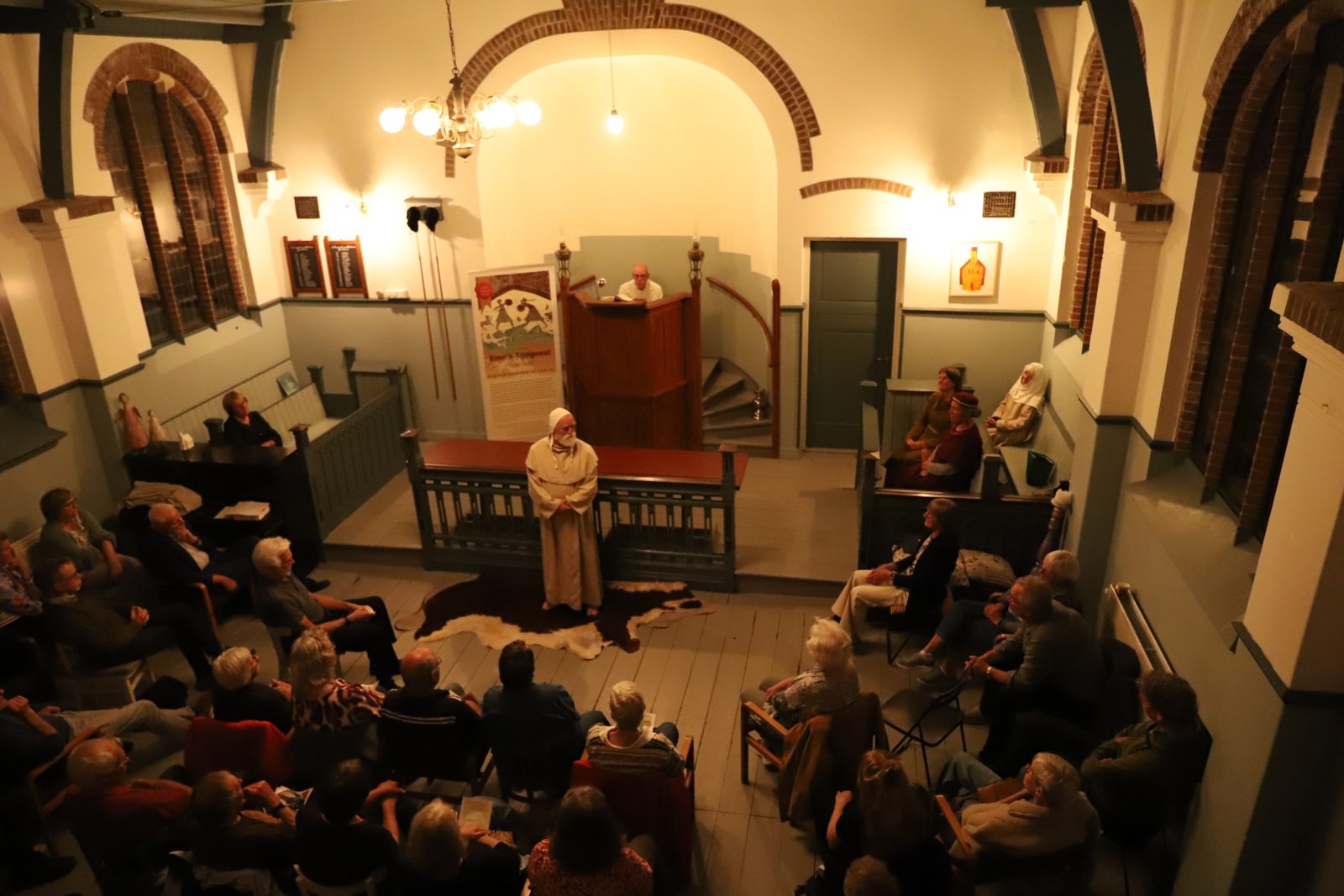 Kanunnik vertelt voor een volle zaal in 't Oude Kerkje